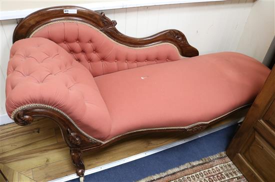 A Victorian mahogany chaise longue